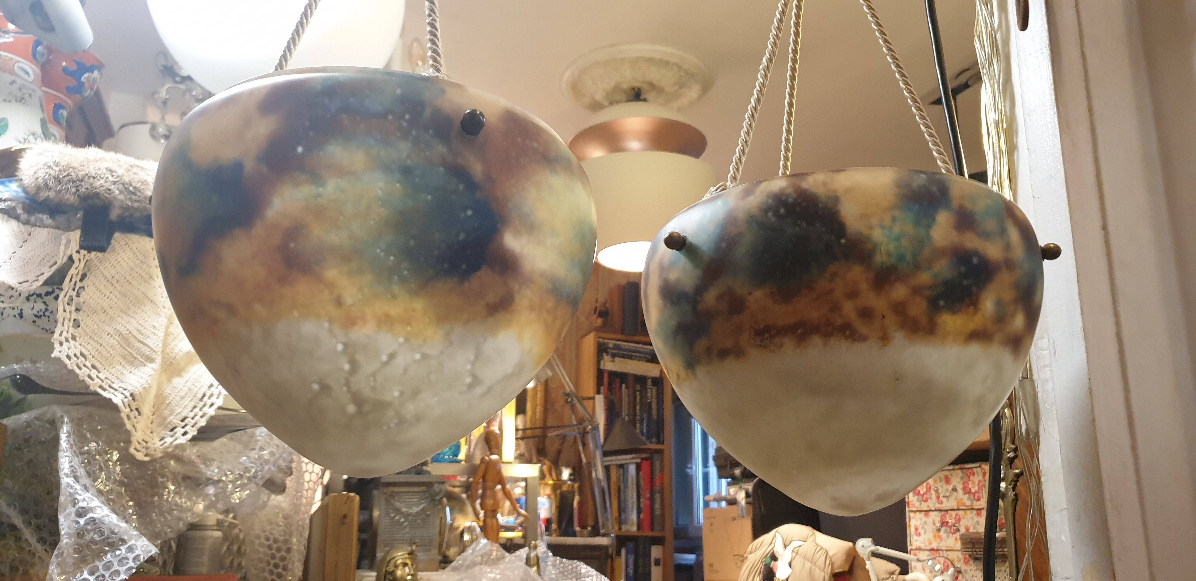 Pair of suspensions speckled glass paste