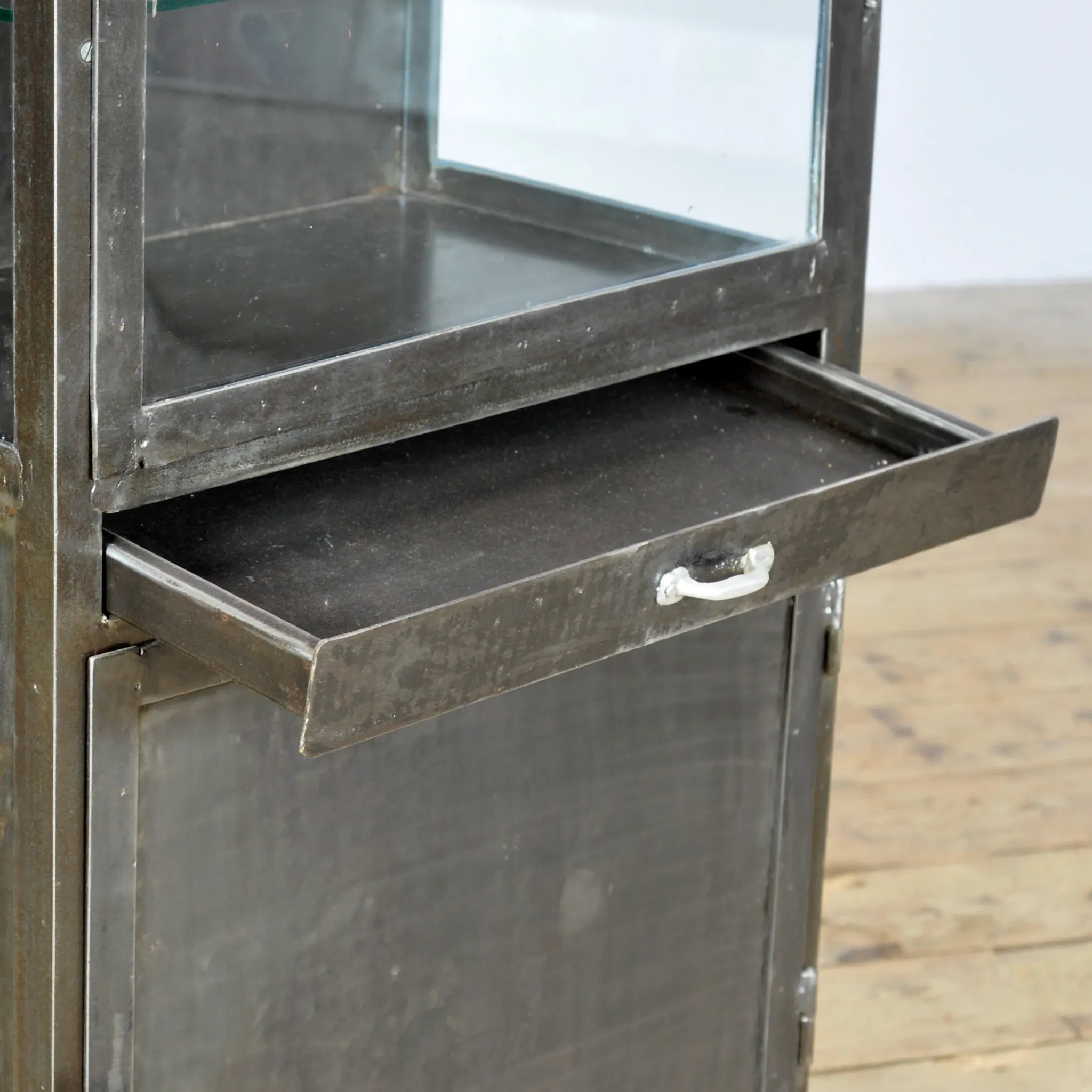 Cabinet de médecine en fer poli, années 1950
