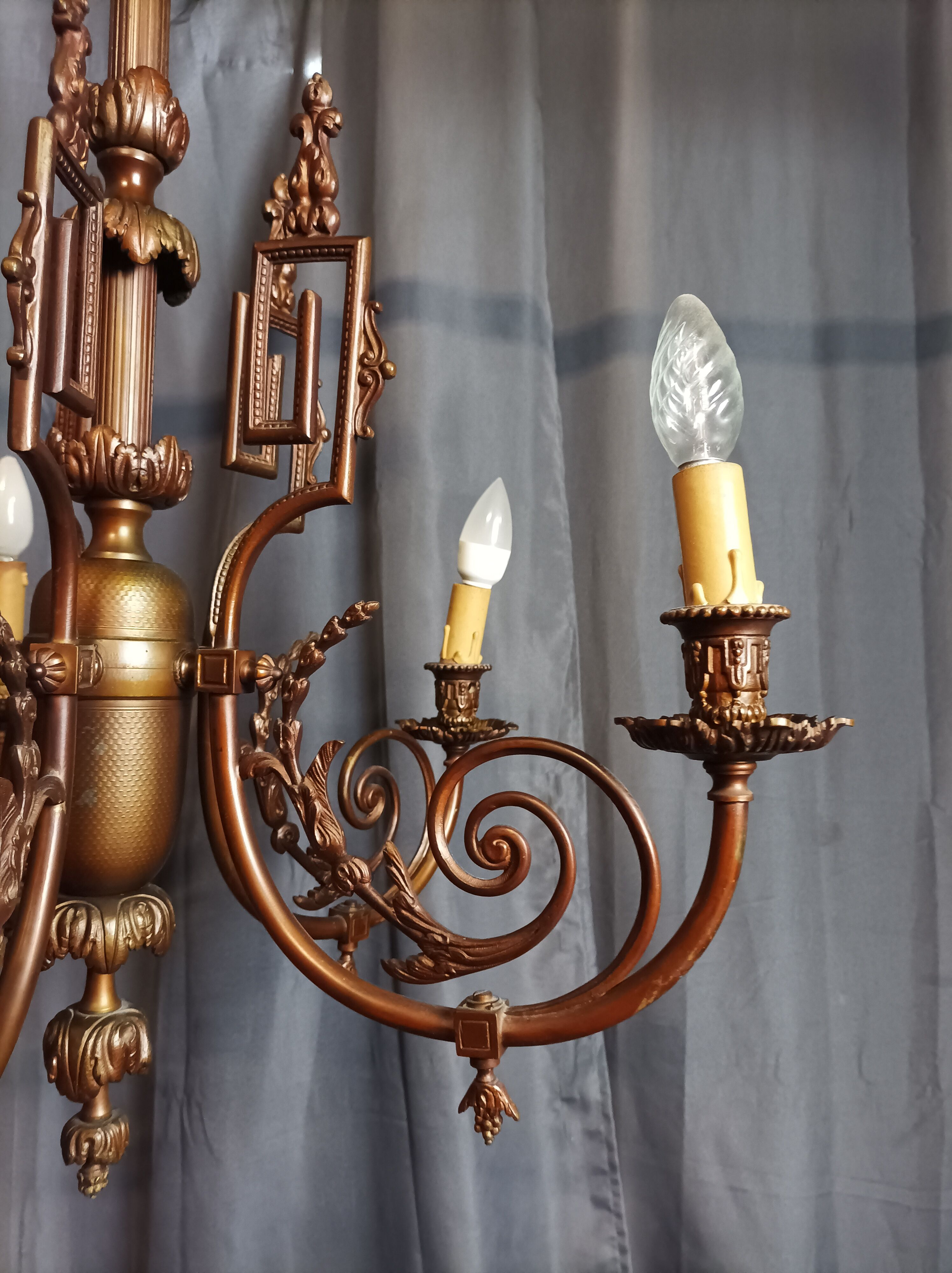 Louis XVI chandelier in bronze and brass