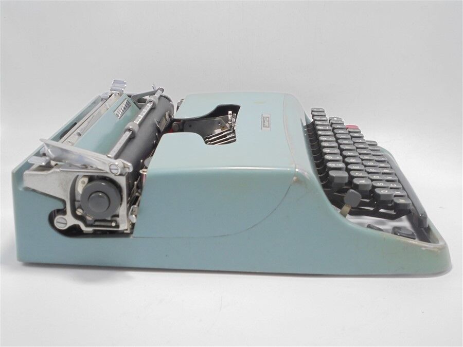 Olivetti Lettera typewriter 22