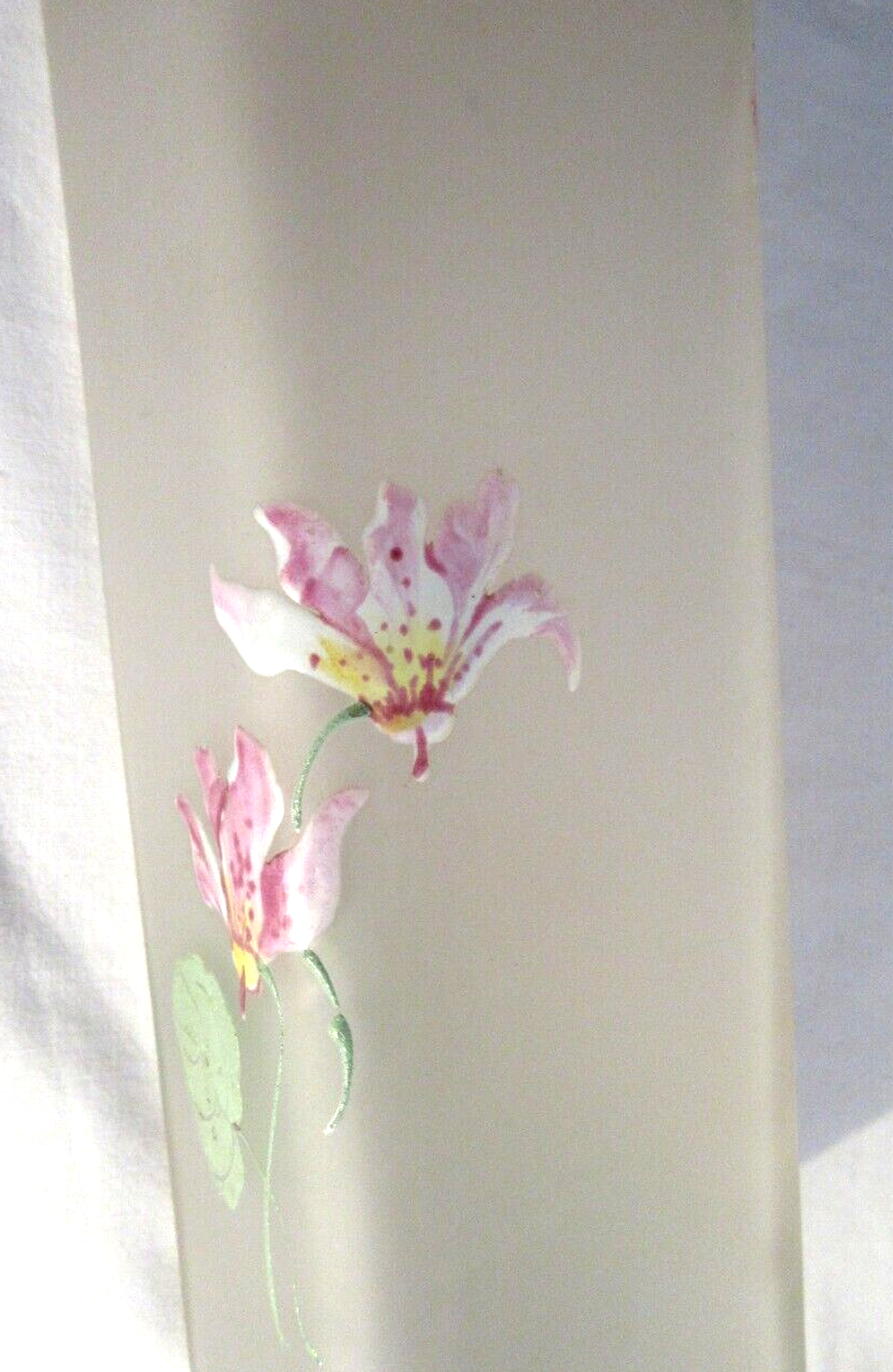 Vase haut et carré, pâte de verre opaque émaillée Legras d'un semis de fuchsia multicolores