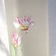 Vase haut et carré, pâte de verre opaque émaillée Legras d'un semis de fuchsia multicolores