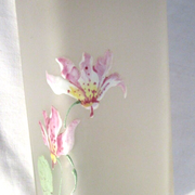 Vase haut et carré, pâte de verre opaque émaillée Legras d'un semis de fuchsia multicolores