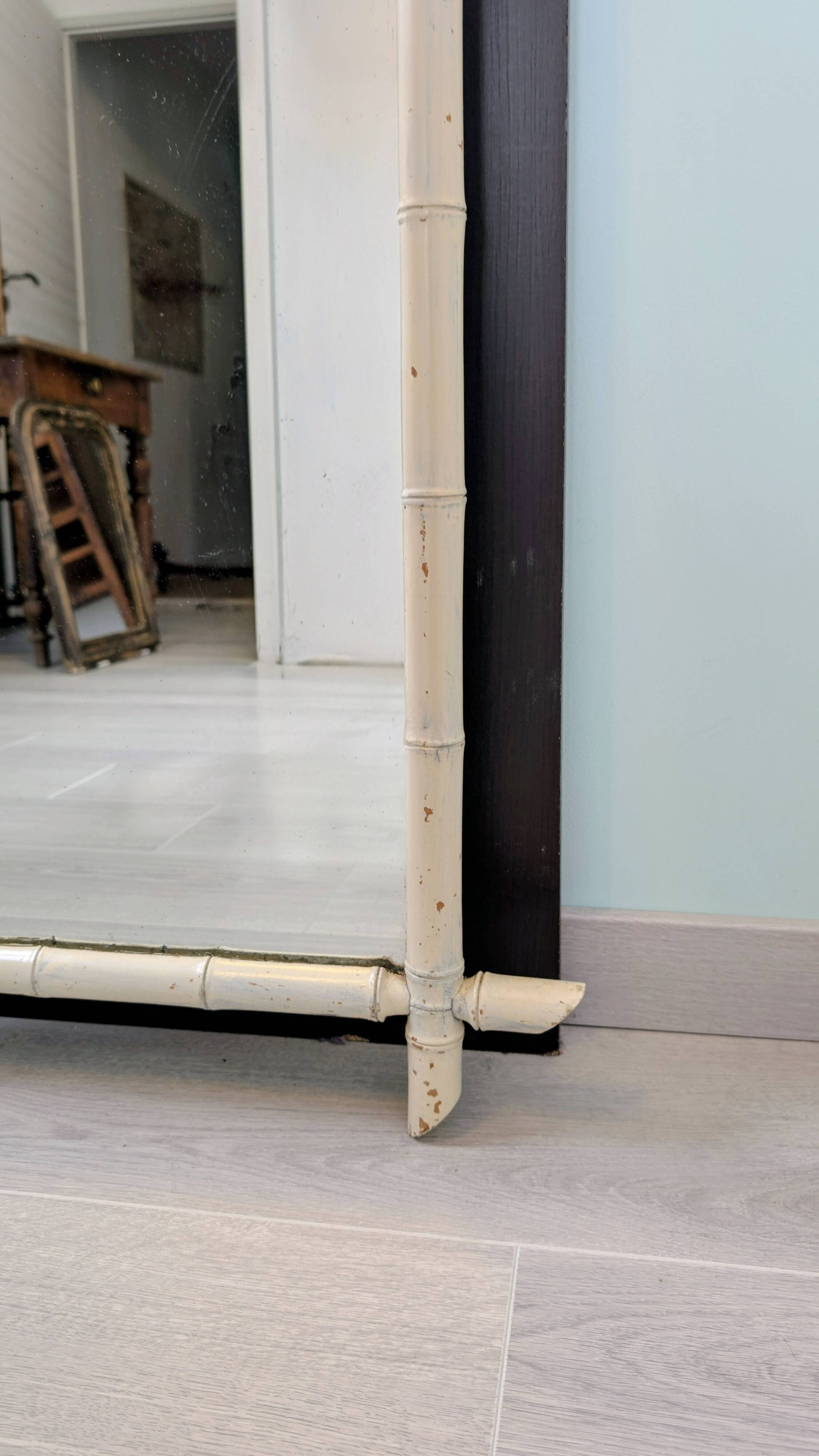 Vintage mirror with a bamboo spirit painted white – Graphic elegance and exoticism