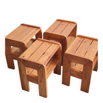 Suite de 4 tables d'appoint ou chevets en pin vintage 1970