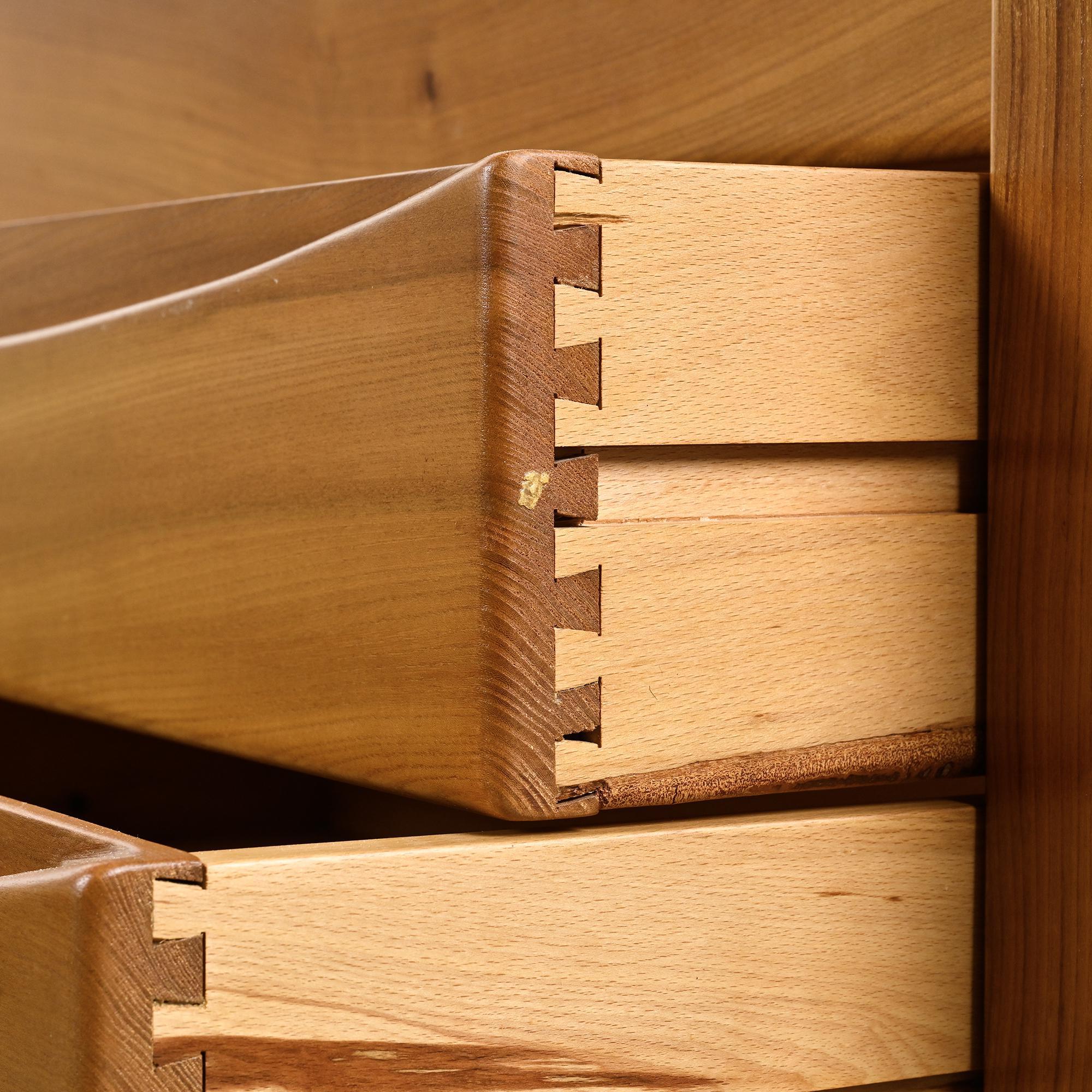Commode en orme massif, Maison Regain