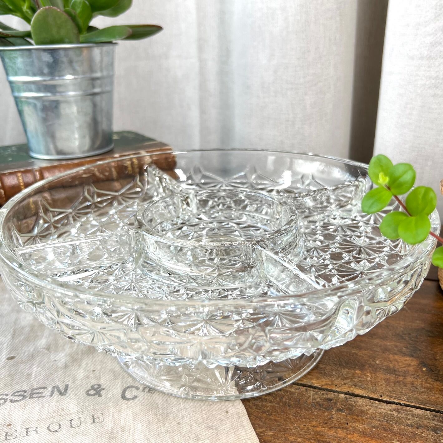 Stand chiseled crystal servant