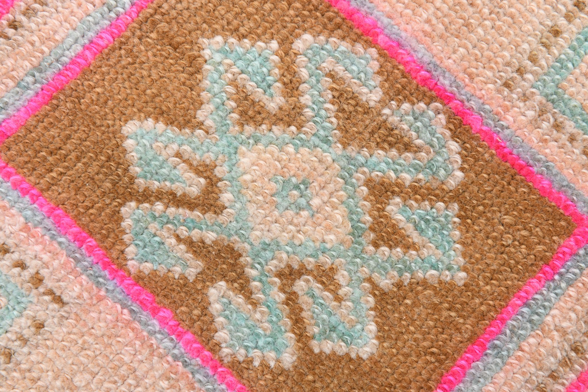 Tapis  vintage en laine fait à la main