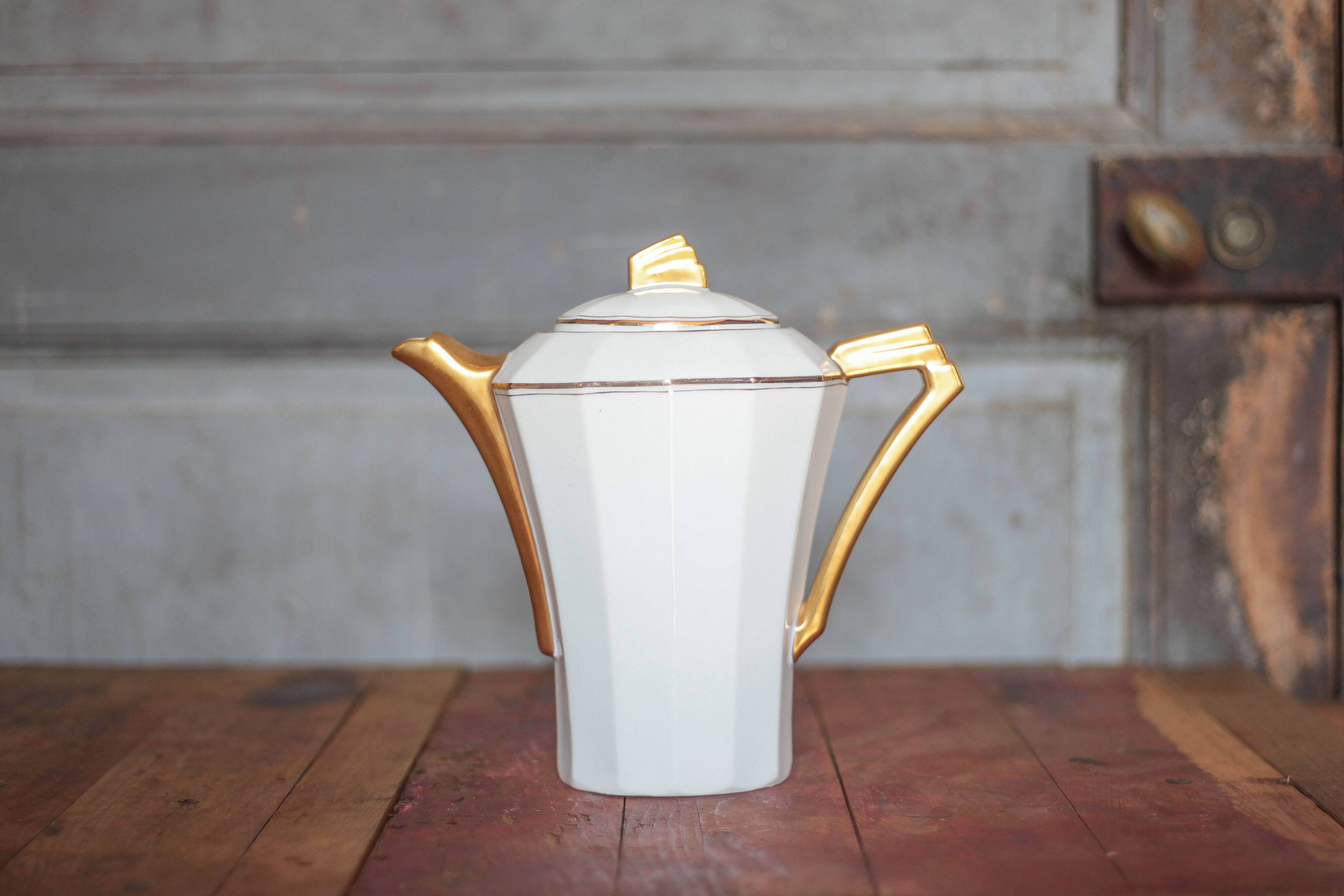 Art Deco porcelain tea service from Limoges, sugar bowl and milk jug, kitchen.
