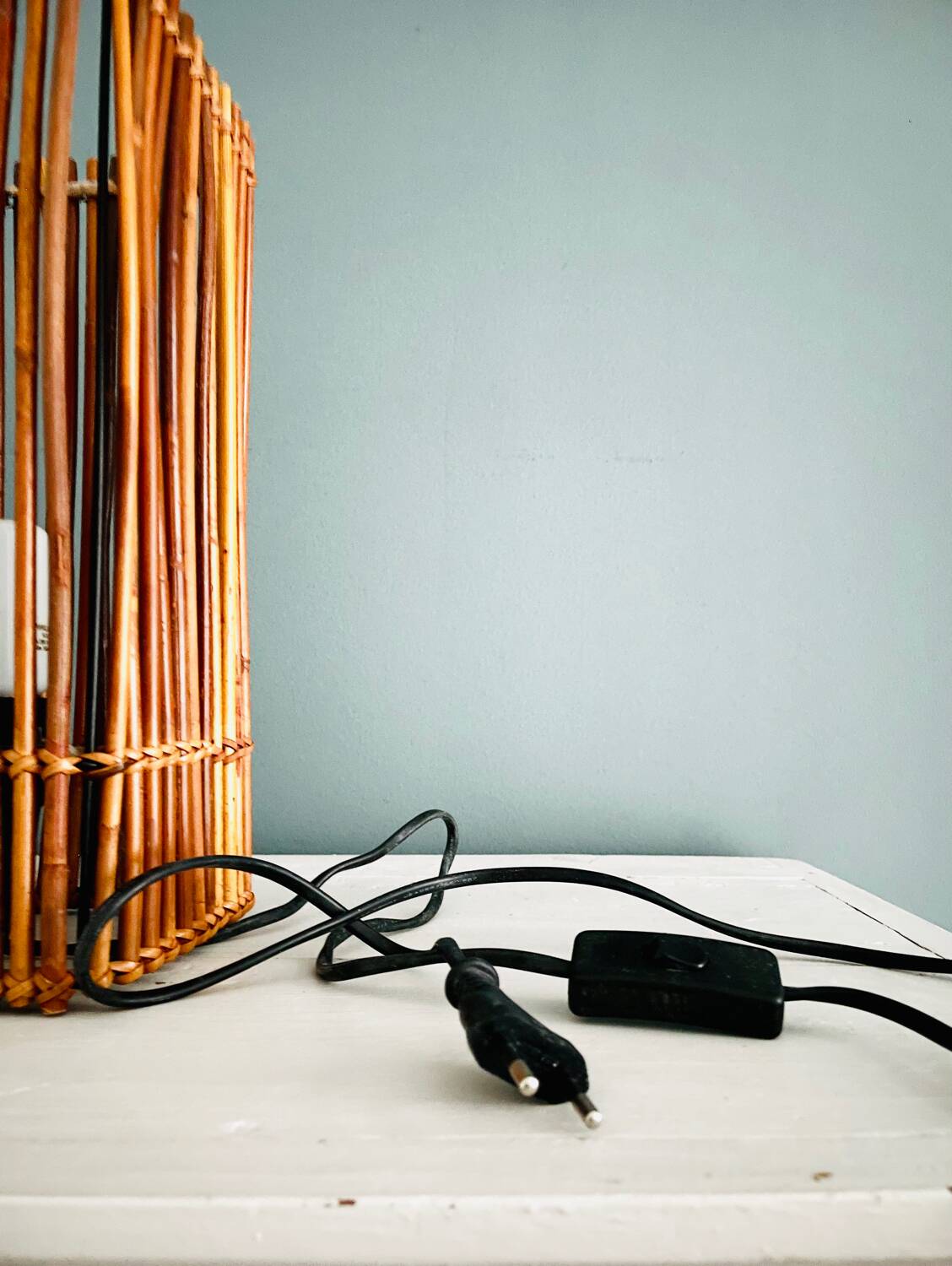 Lampe cube en bois et osier vintage