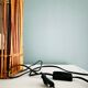 Lampe cube en bois et osier vintage