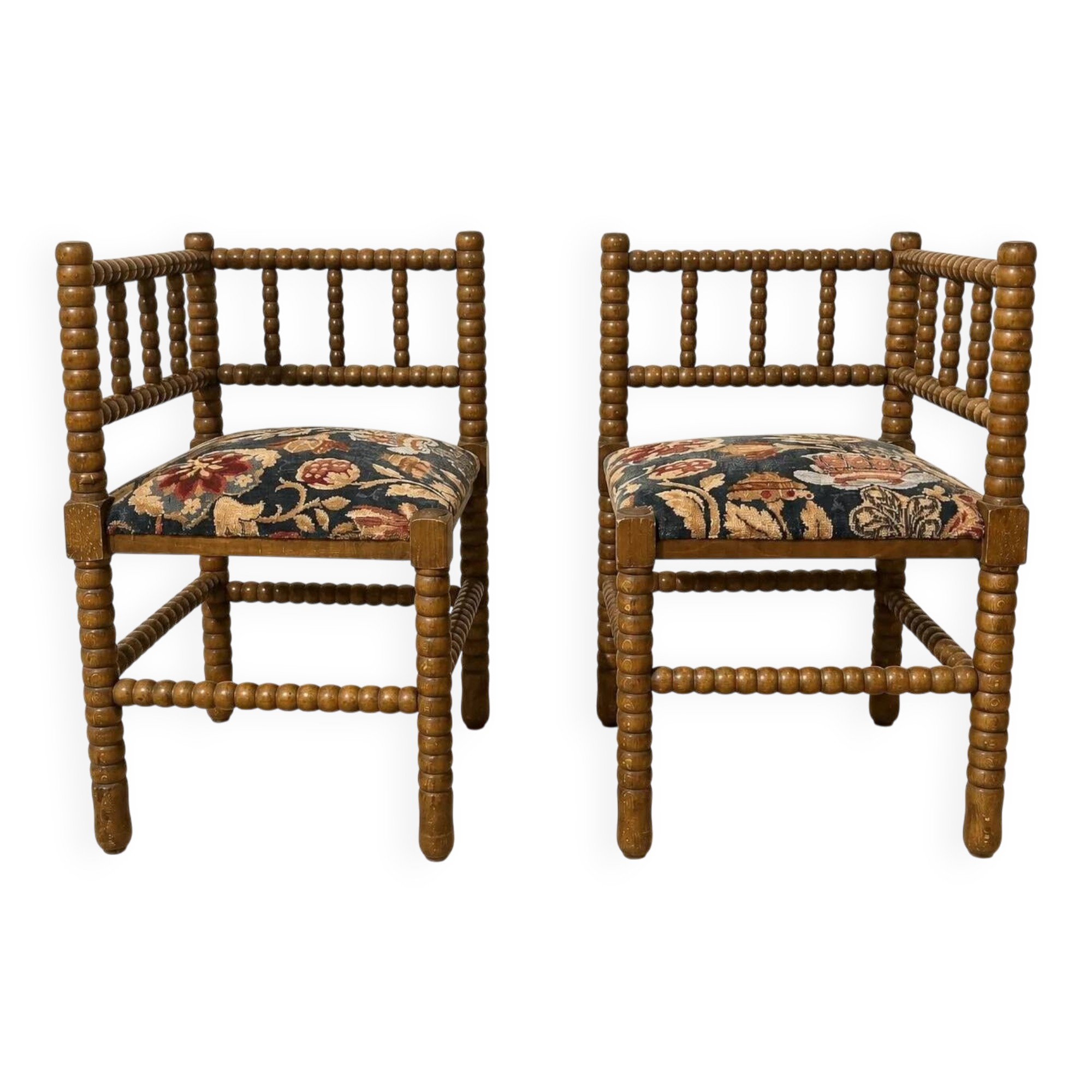 Duo de chaise d'angle en bois tourné bobines et assise tissu, milieu XXème