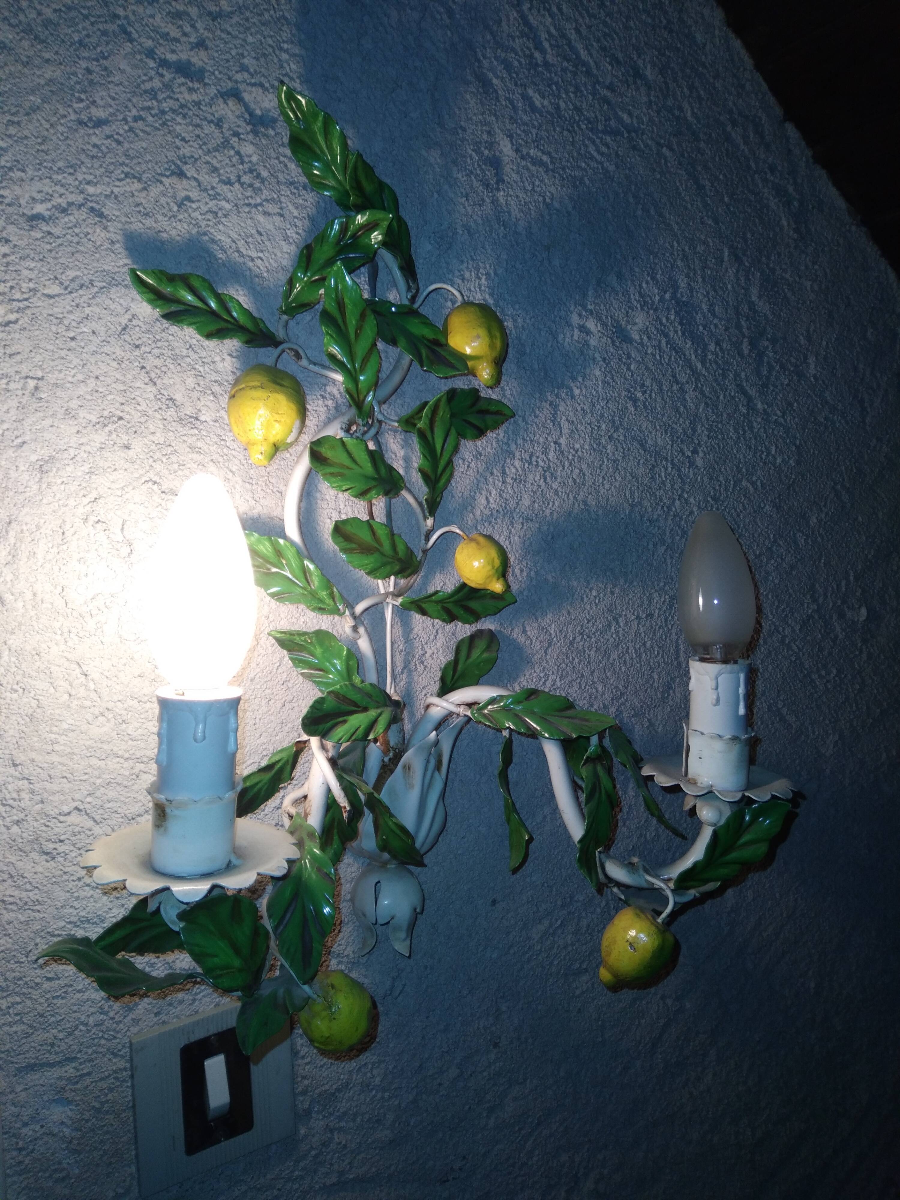 Wire wall lamp decorated with lemons