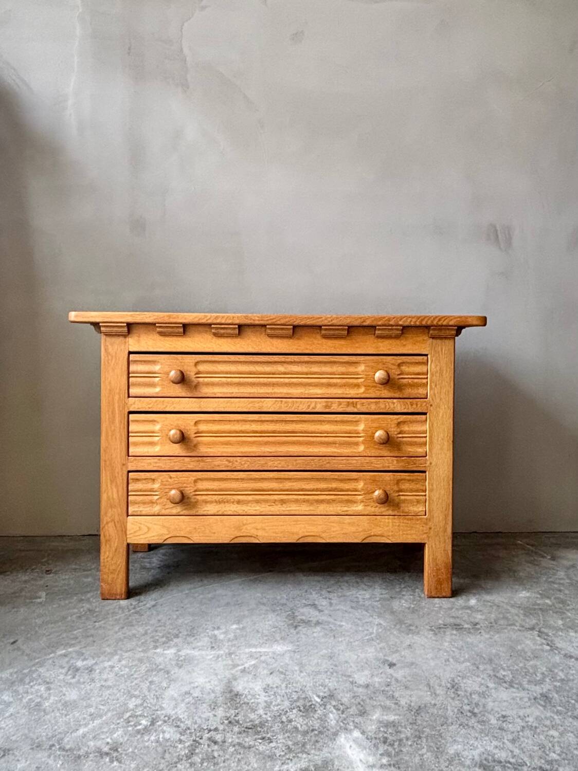 Commode ancienne en chêne massif, esprit Arts & Crafts