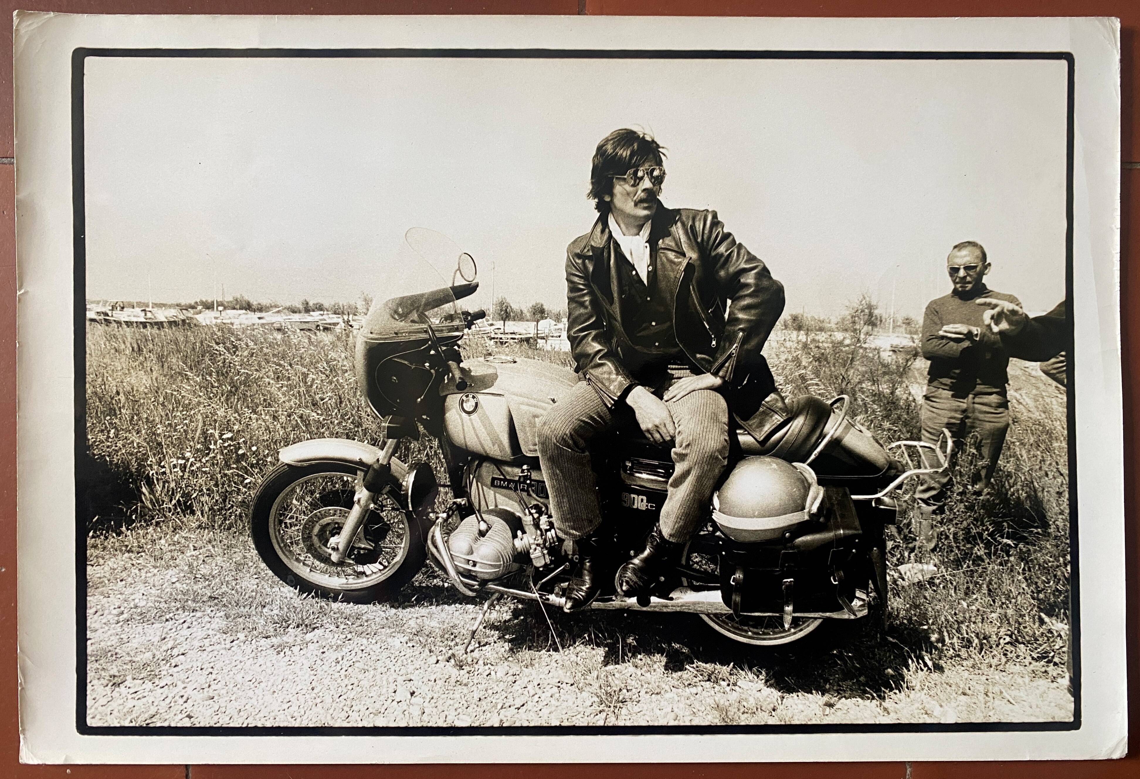 Original photo LE GITAN José Giovanni Alain Delon Motorcycle BMW 20x30cm 1975