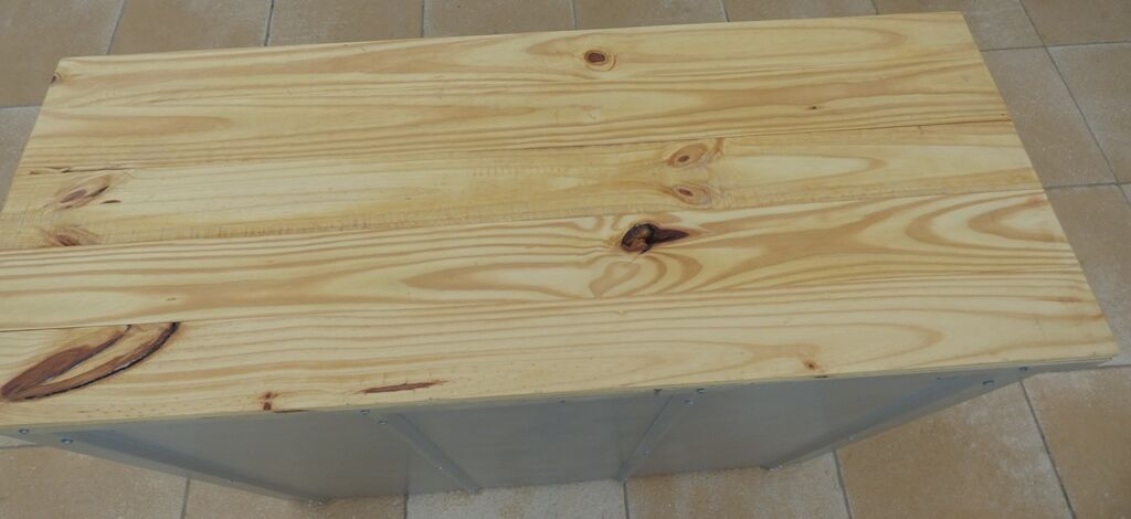 Meuble bas industriel en métal  passe partout avec dessus bois