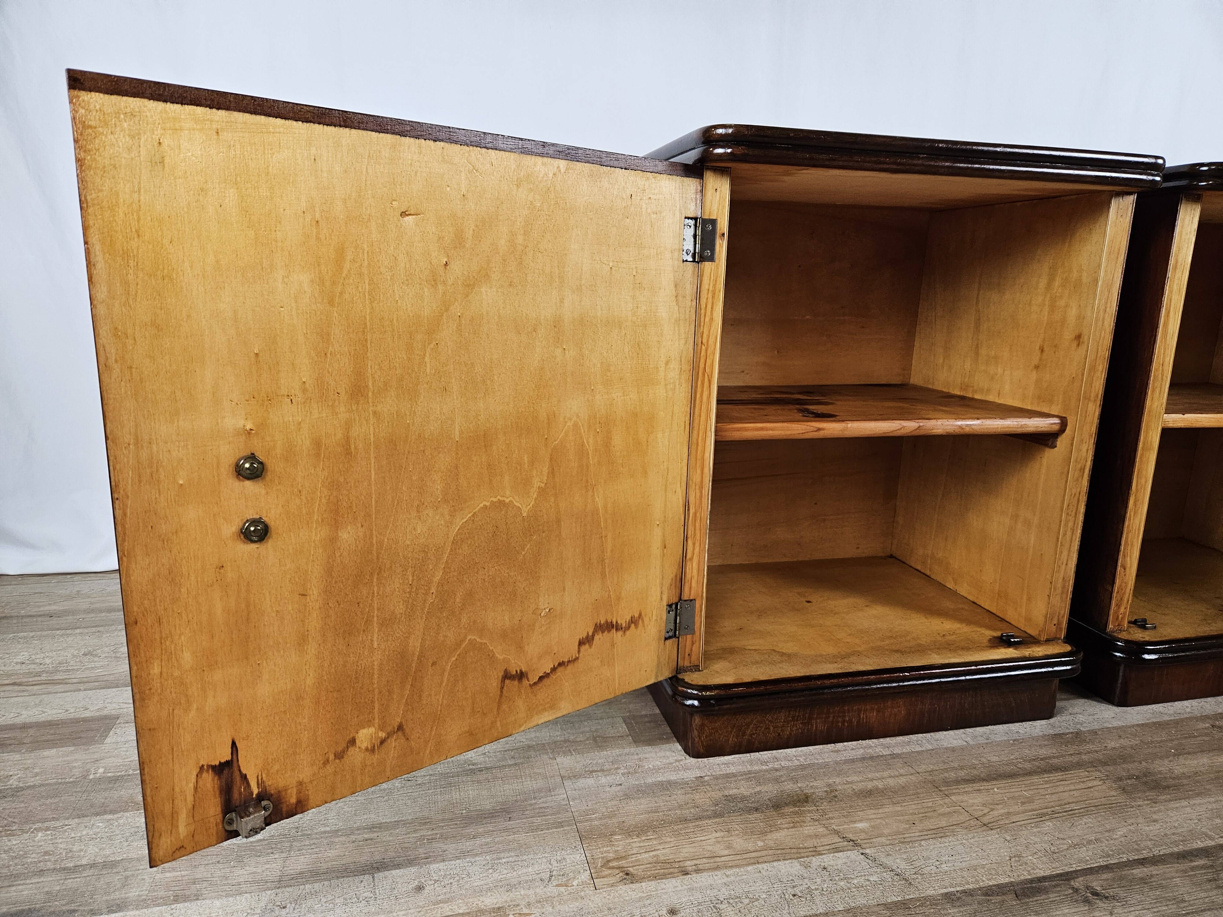 1940 Art Decò nightstands in walnut with door and shelf