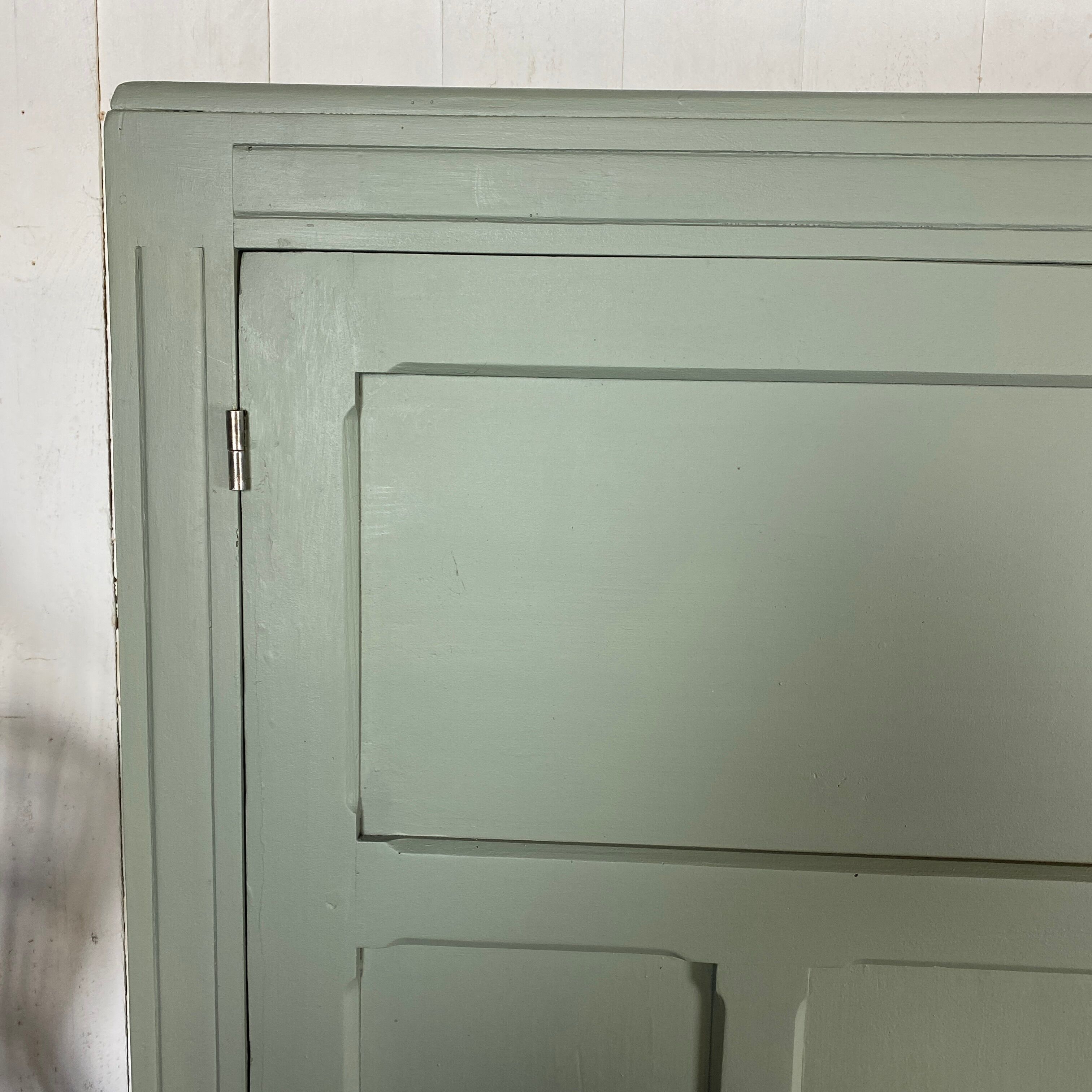 Armoire parisienne vert sauge