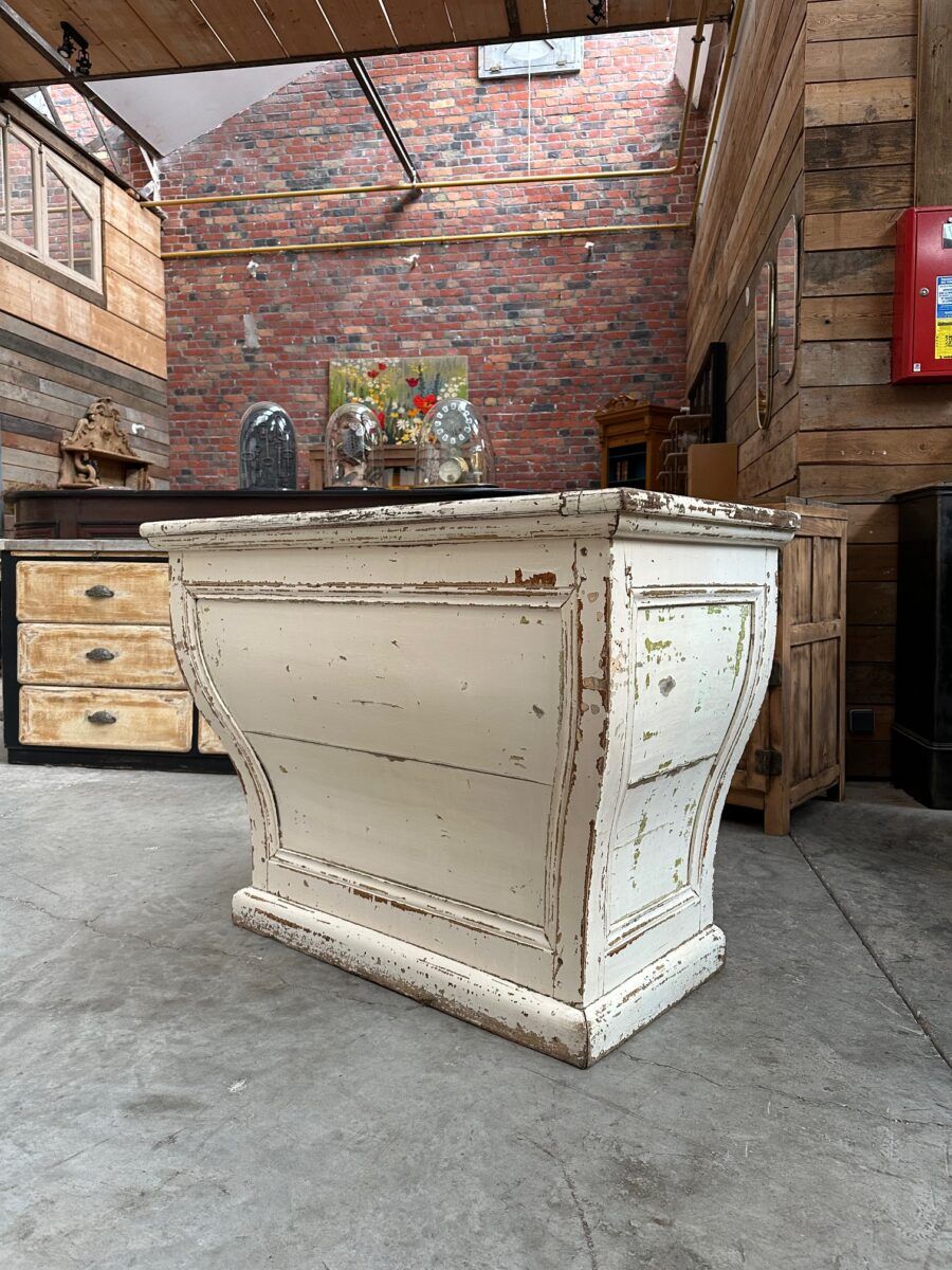 Patinated counter from the 19th century