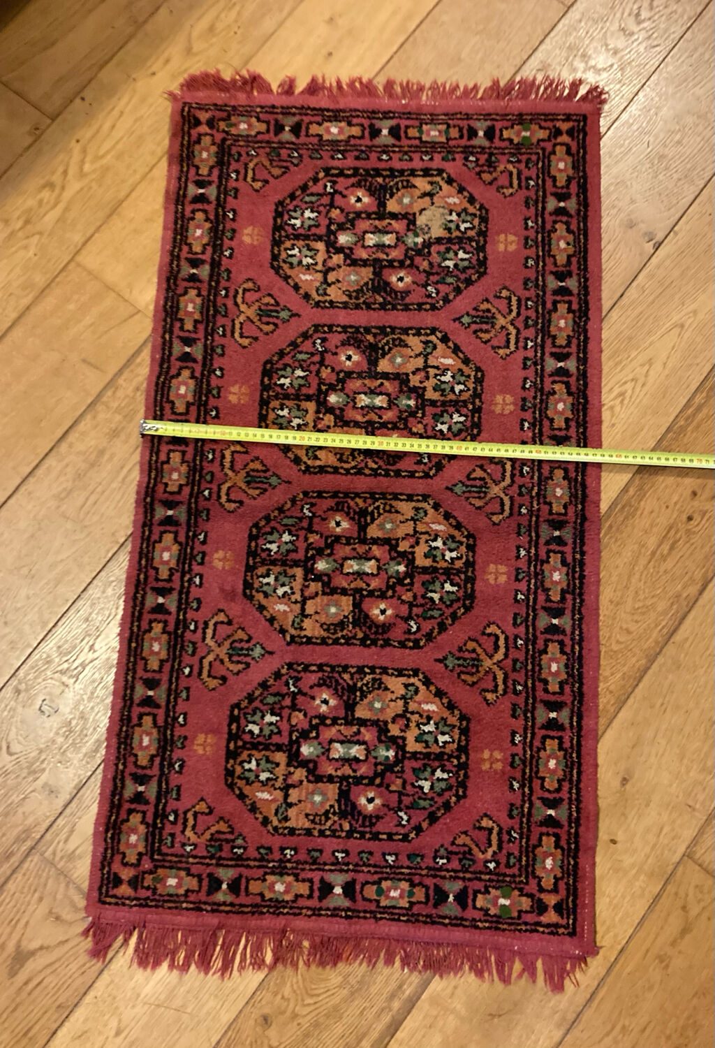 Handmade persian rug in pure virgin wool from the mid-20th century.