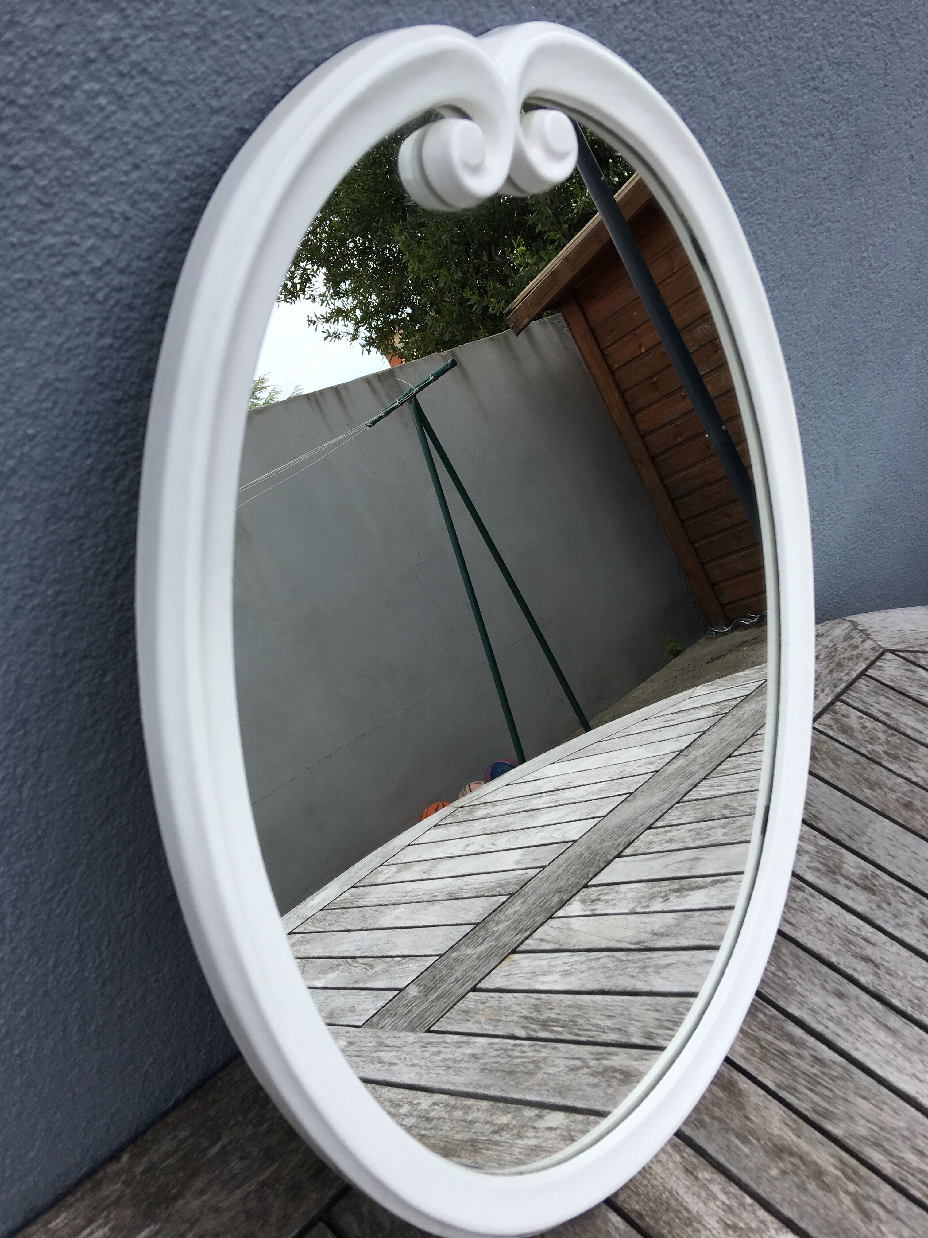 Oval mirror enamelled cast iron and its hook, circa 1950 39x49cm