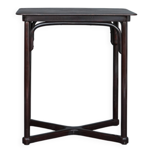 Une petite table d'appoint - art