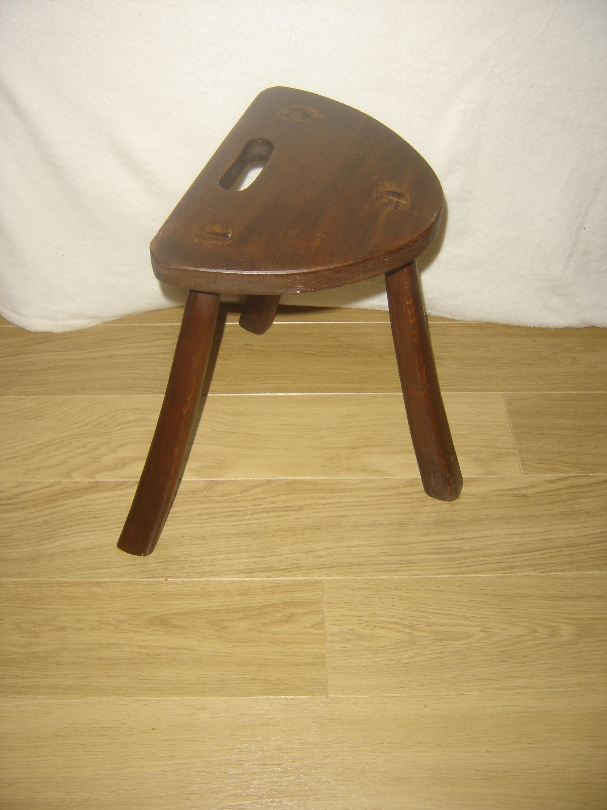 Tabouret en bois tripode