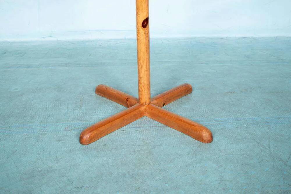 Minimalist organic coat rack in pine from the 1970s in space age style.
