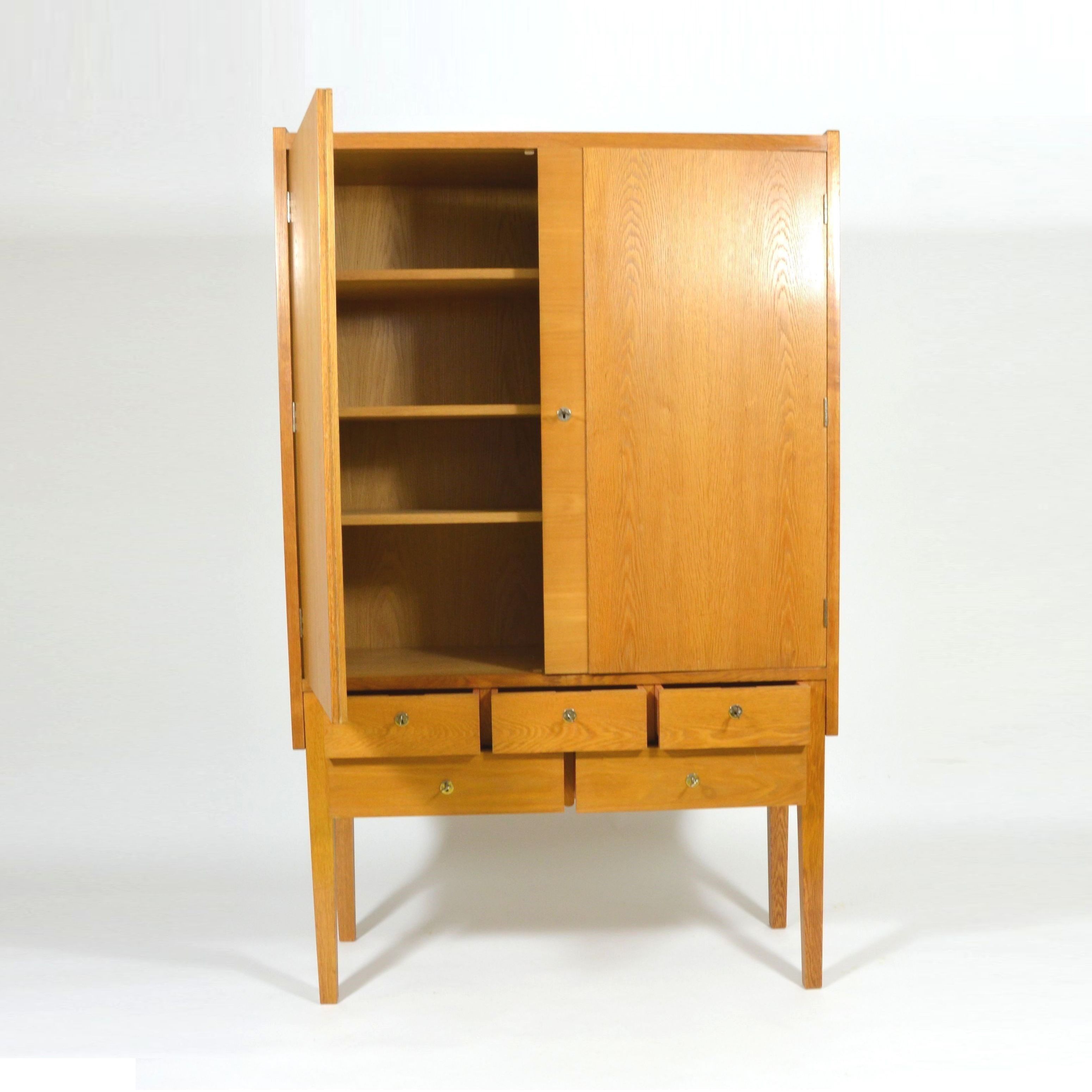 Armoire de placage en chêne original, faite sur commande conception, Tchécoslovaquie années 1980