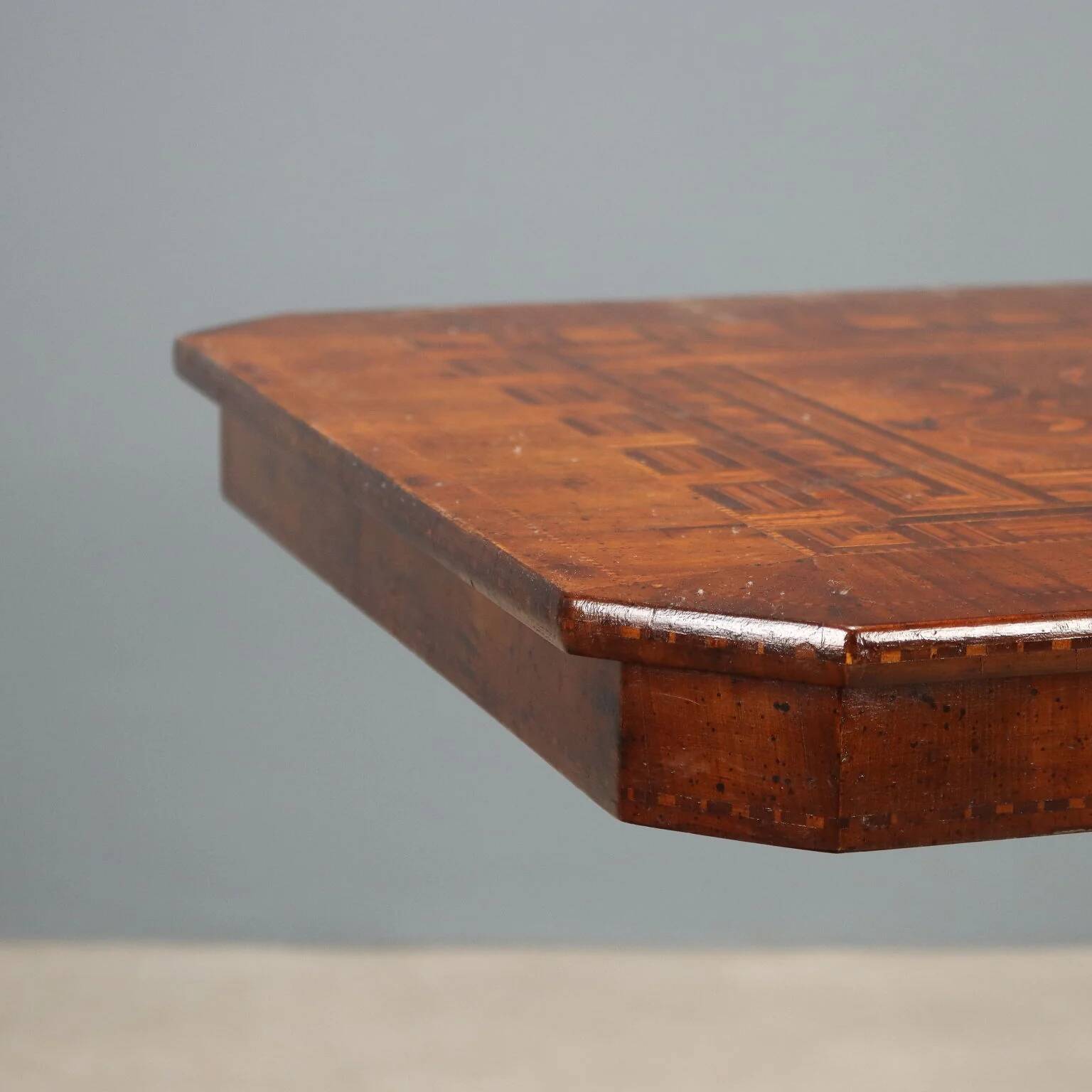 Petite table ancienne en noyer avec incrustations, Italie, XXe siècle