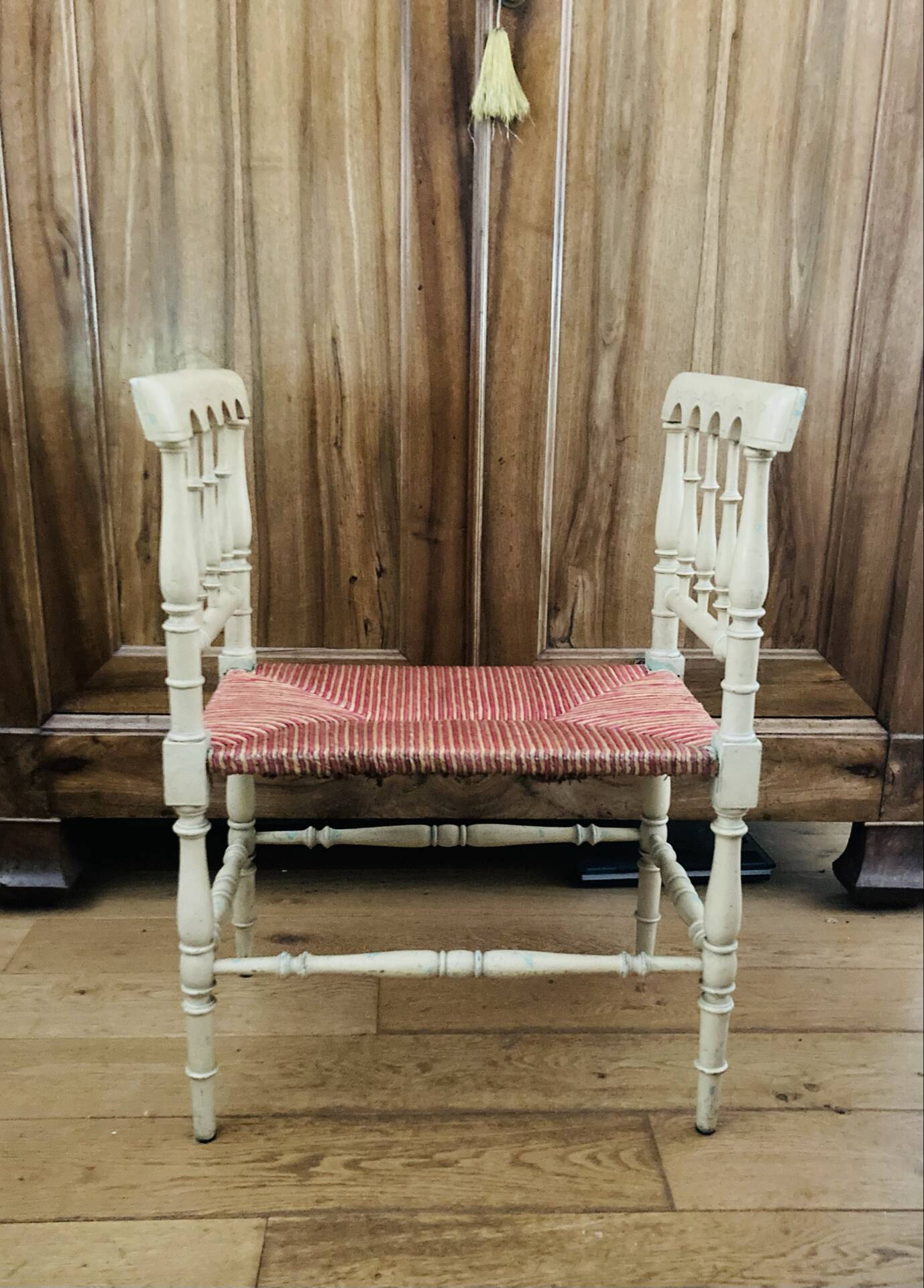 Banquette époque fin XIXe assise en paille colorée structure rechampie