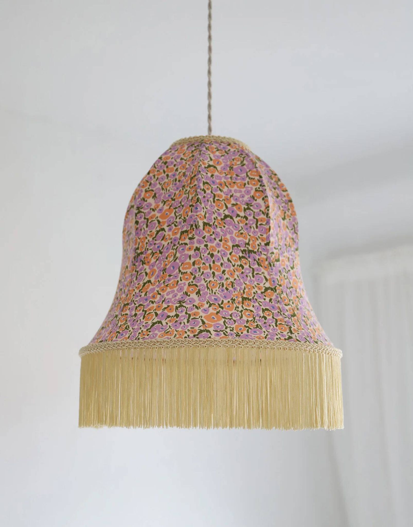 Suspension Armande forme "cloche" imprimée avec franges