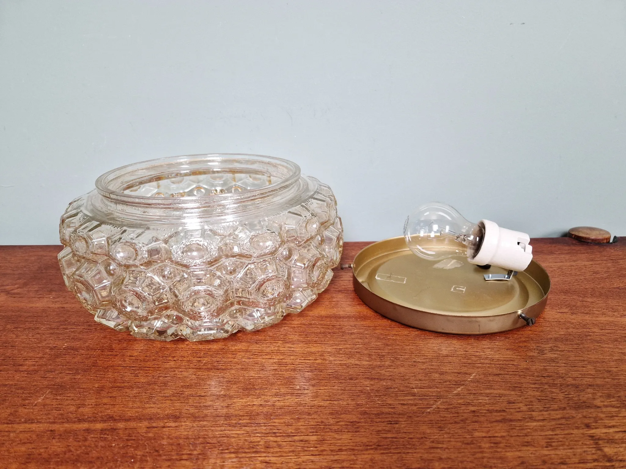 Amber glass honeycomb ceiling light, design by Helena Tynell, 1970.