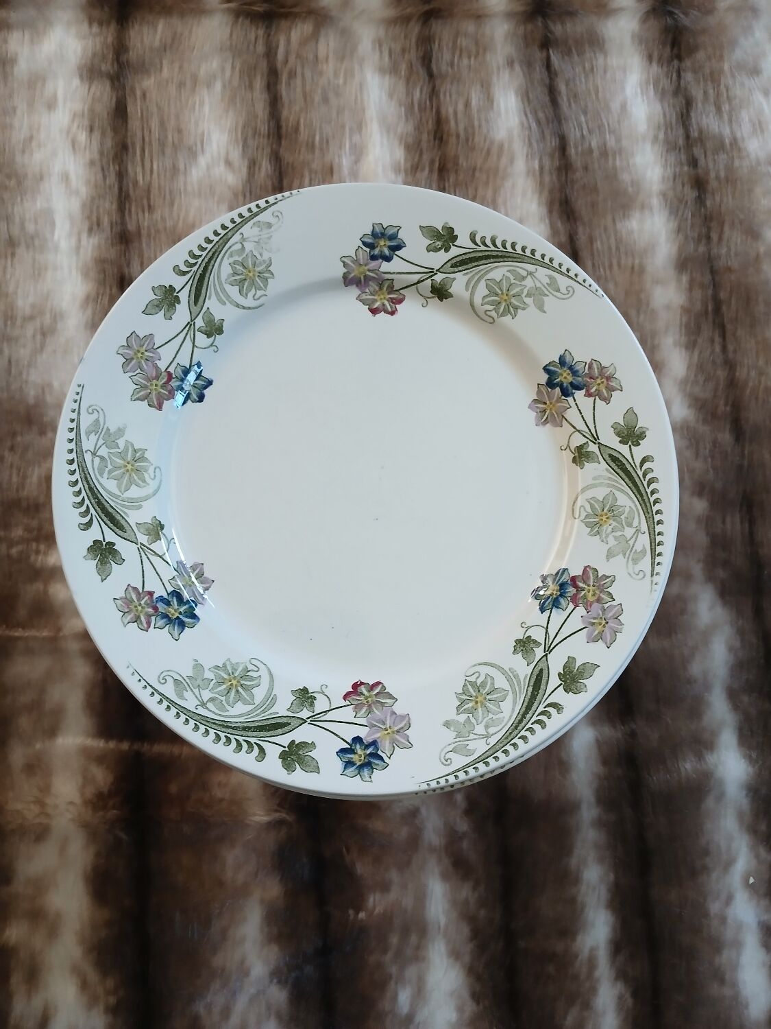 23 assiettes + plat anciens U&C Sarreguemines