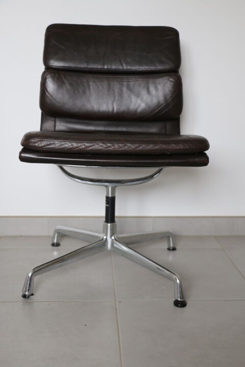 Fauteuil modèle softpad chocolat de Charles & Ray Eames