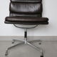 Fauteuil modèle softpad chocolat de Charles & Ray Eames