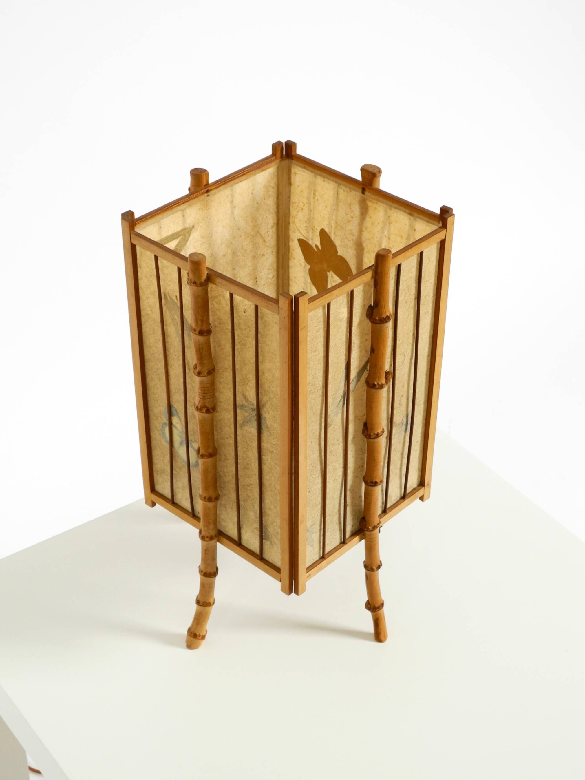 Belle lampe de table moderne du milieu du siècle en bambou et parchemin.