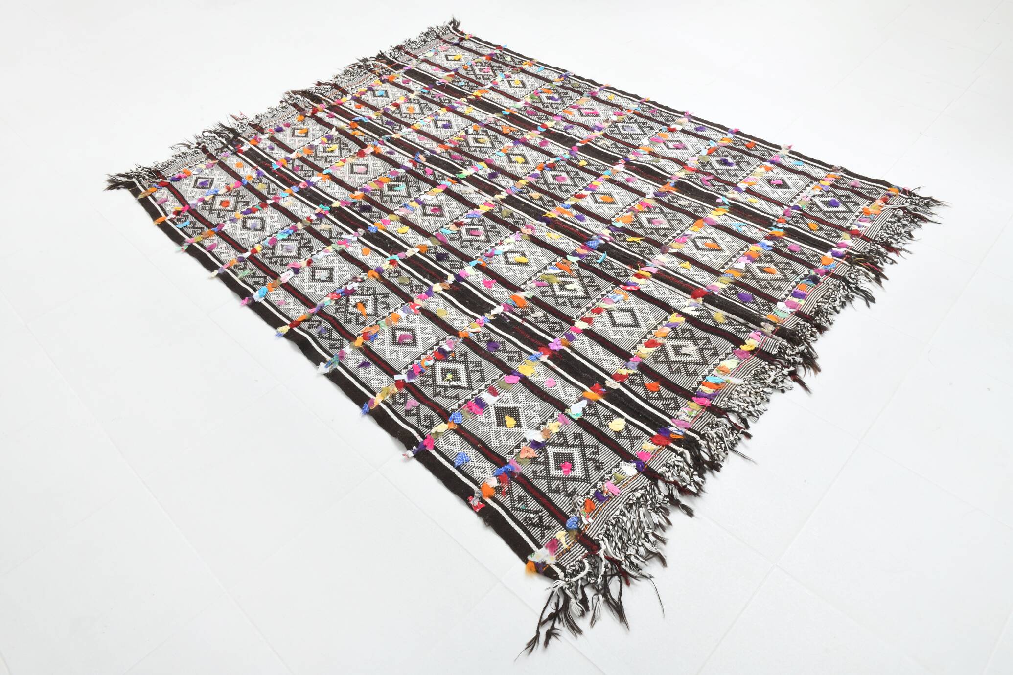 Tapis kilim turc blanc et noir