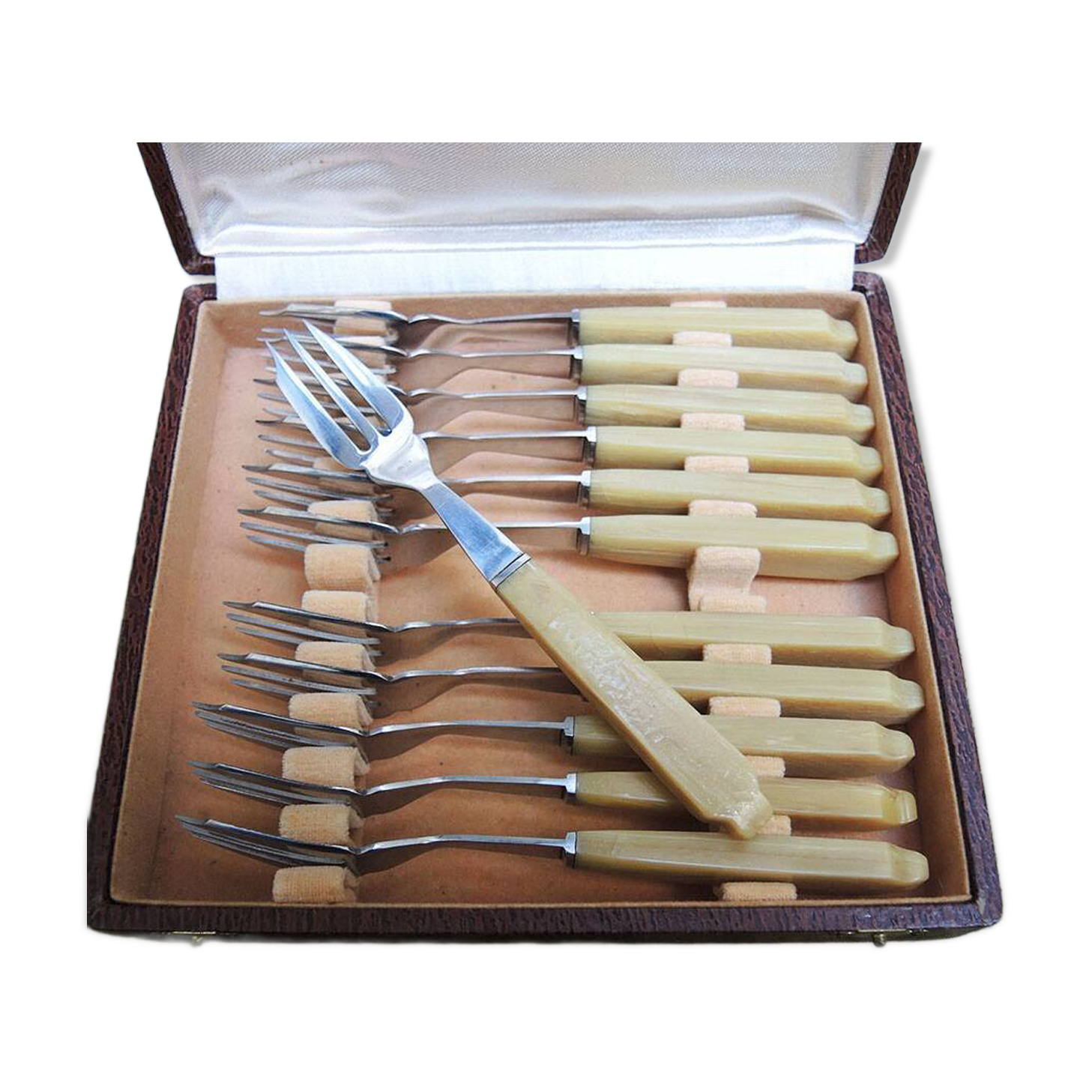 12 anciennes fourchettes à entremets en inox et bakélite