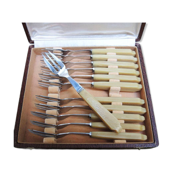 12 anciennes fourchettes à entremets en inox et bakélite