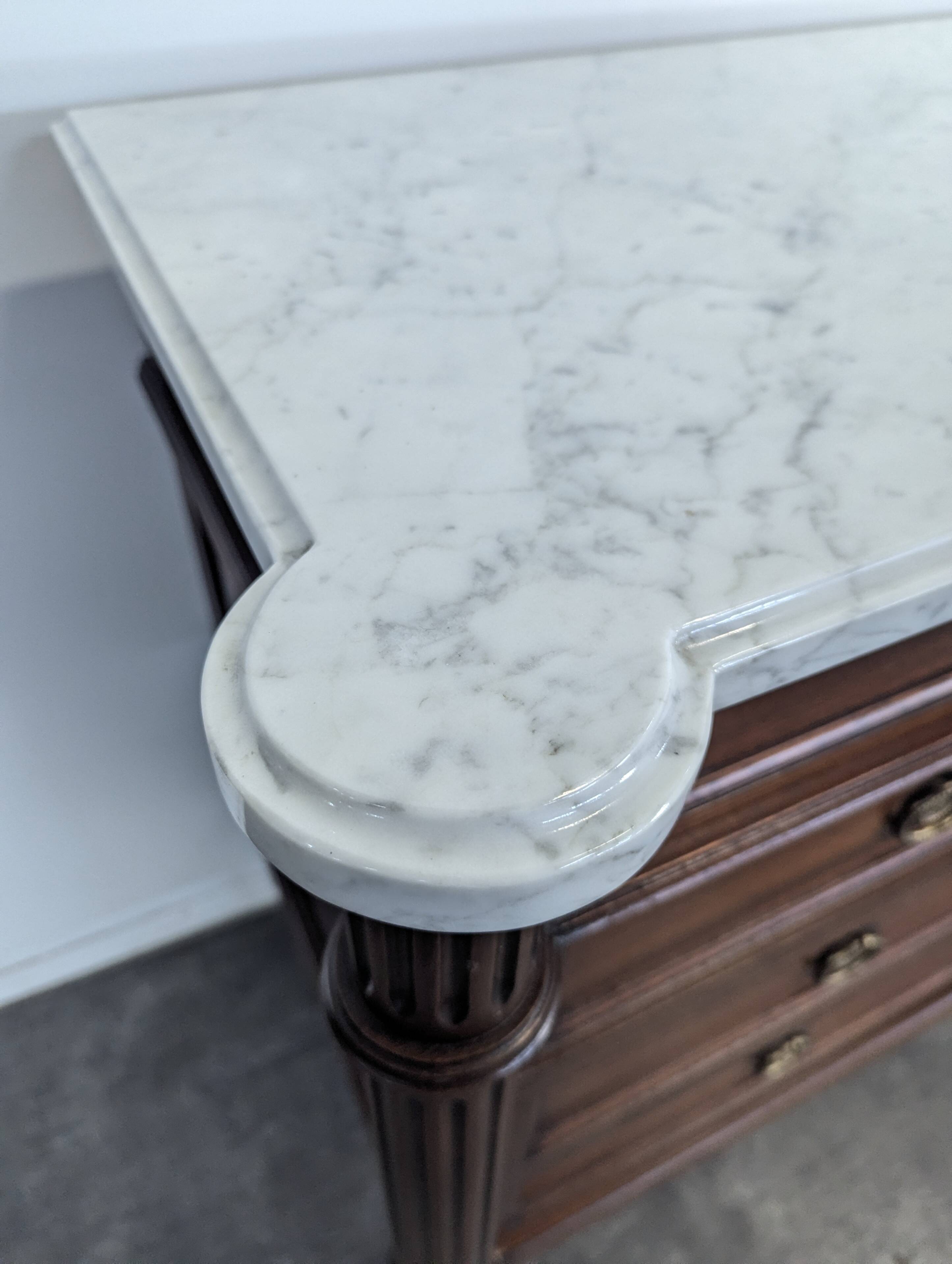 Commode de style Louis XVI en acajou et marbre de carrare