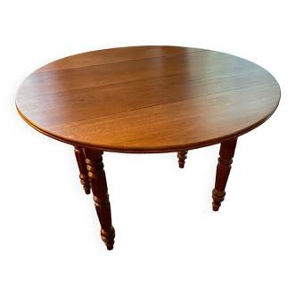 Round table in solid oak