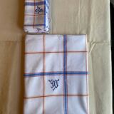 Nappe à carreaux brodee avec ses 6 serviettes brodées