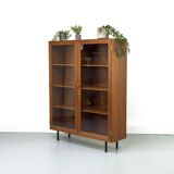 Armoire danoise en teck avec portes vitrées attribuée à Kai Winding, années 1960