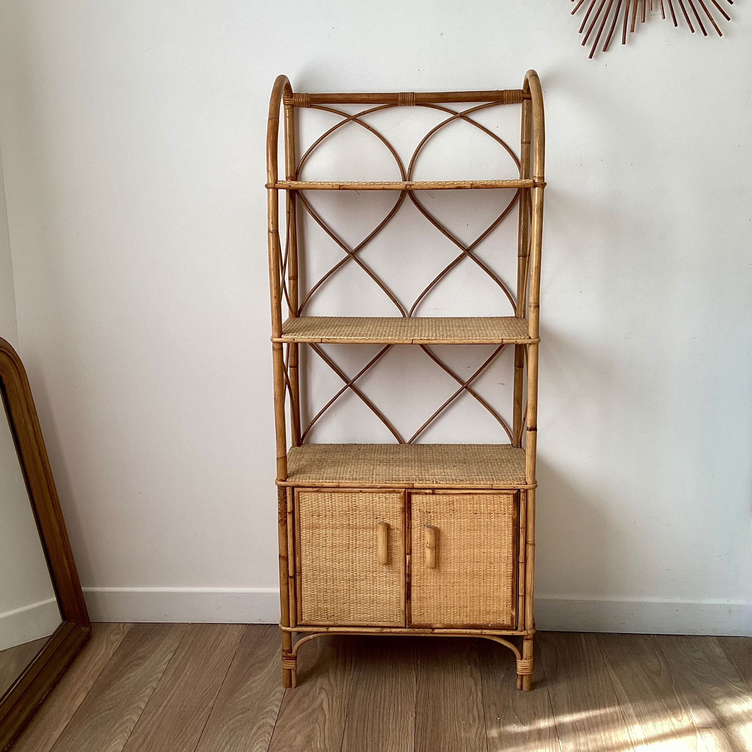 Bookcase shelf in braided wicker, bamboo and rattan