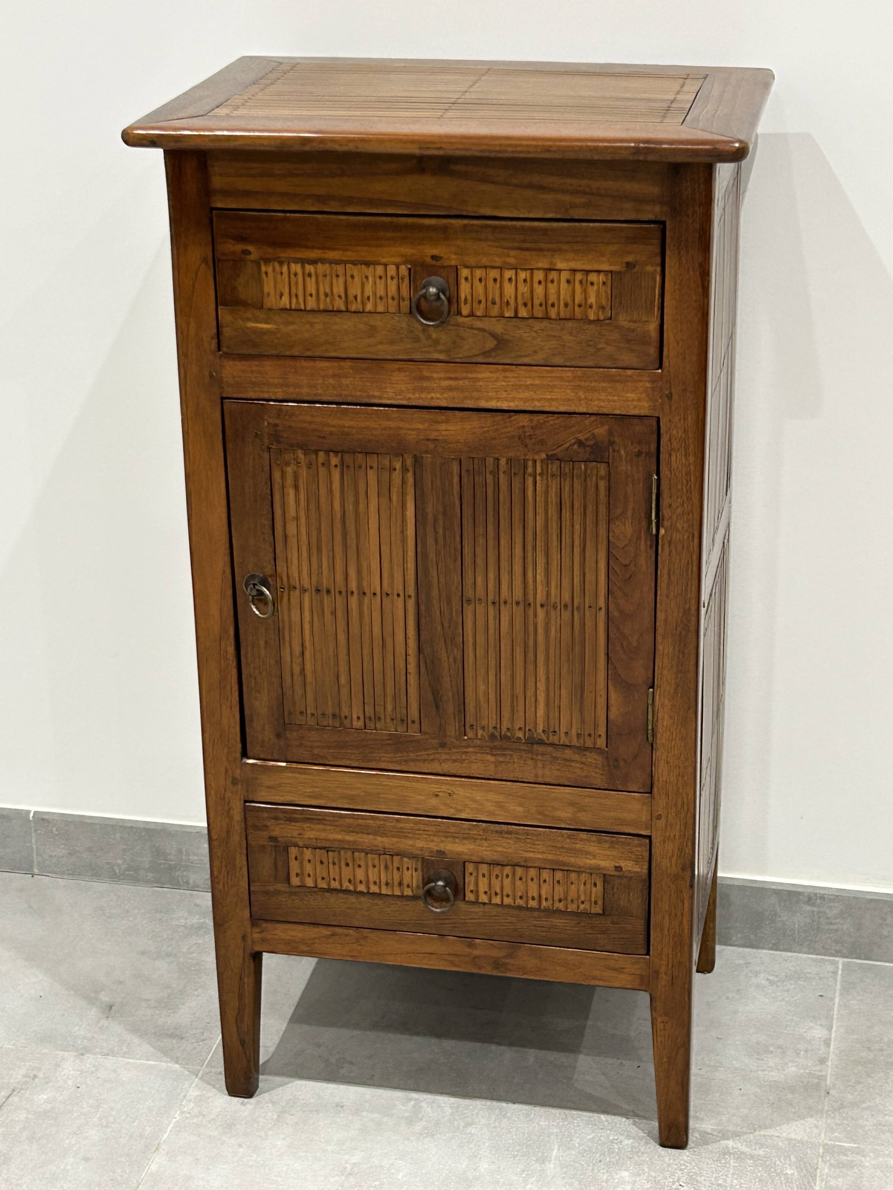 Meuble d'appoint en bois exotique