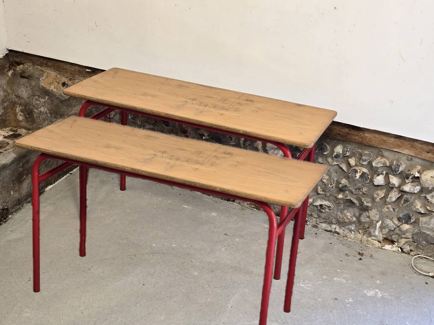 Lot de 2 bureaux d'écolier double 1970 acier rouge et chêne