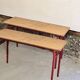 Lot de 2 bureaux d'écolier double 1970 acier rouge et chêne