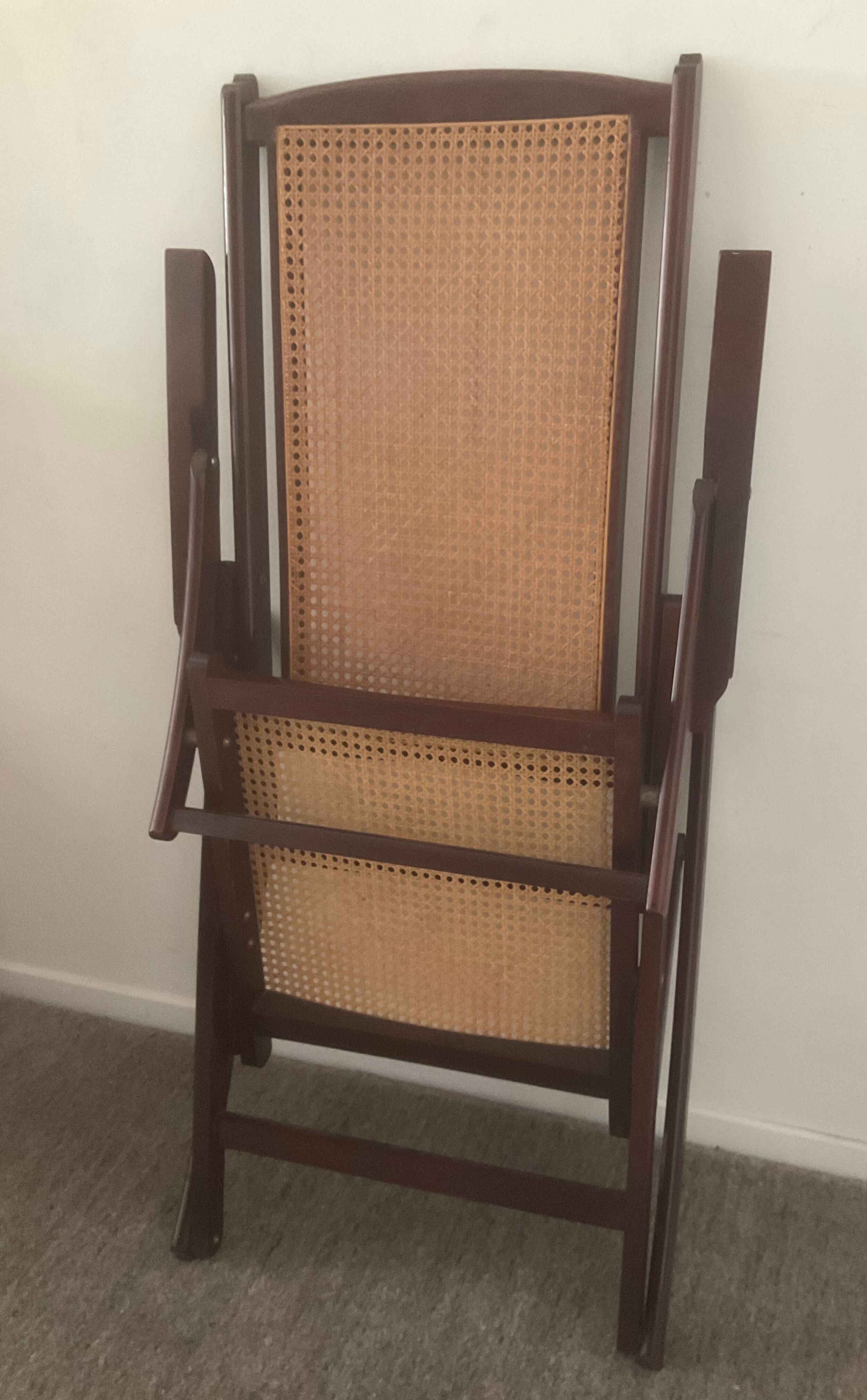 Folding wooden rocking chair and cannage from the 70s