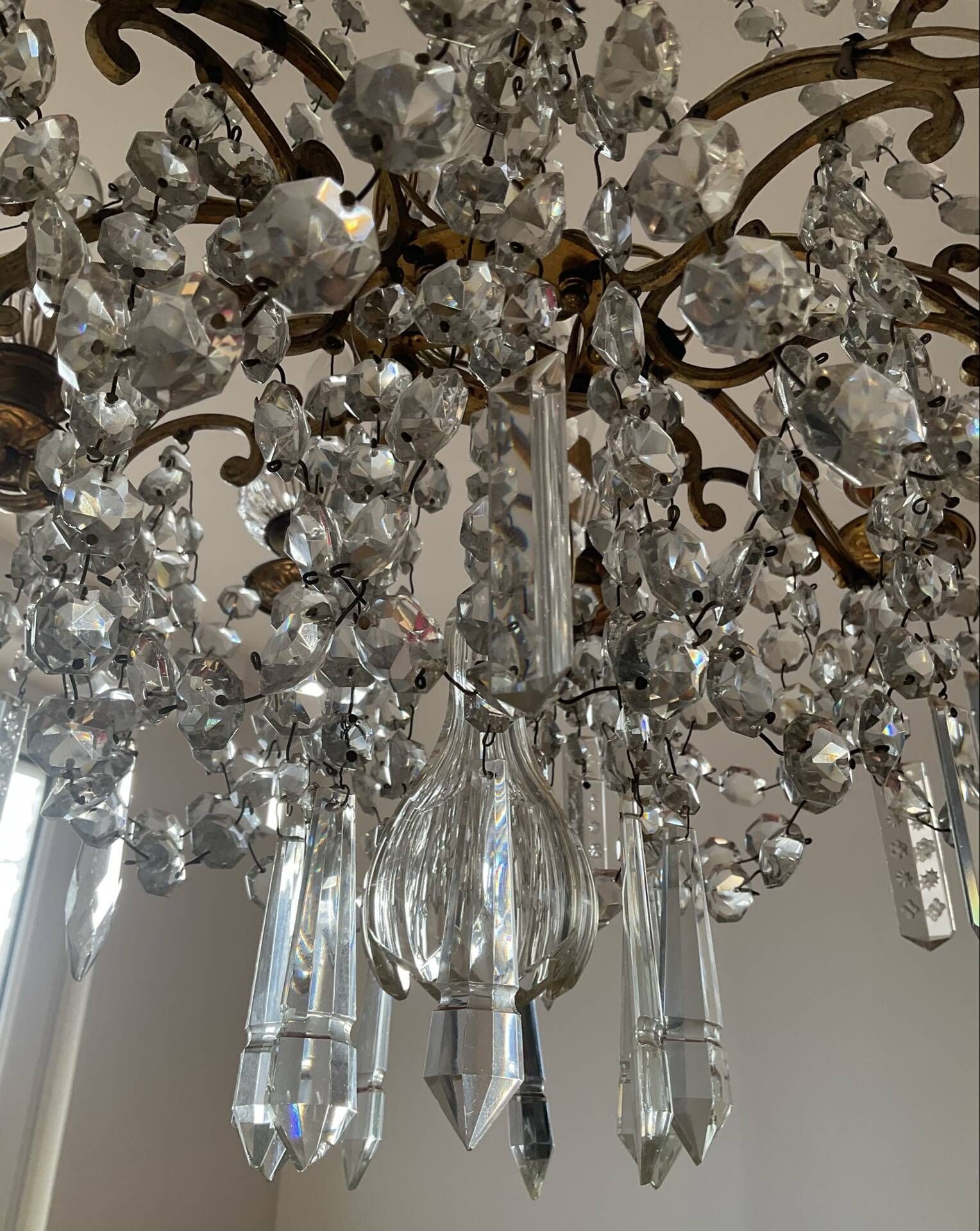 Grand chandelier in Louis XV style with crystal pendants.